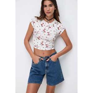 Blusa corta básica con estampado floral - Product Image 1