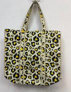 Vente en gros de sacs fourre-tout brodés à motifs floraux pour femmes sacs à bandoulière matelassés pour cadeaux de mariage et de voyage style promotionnel - Product Image 6