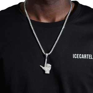 Colgante de Moissanita Recta en Oro de 14K Personalizado con Logotipo, Diseño Único para un Accesorio de Estilo y Moda - Product Image 3