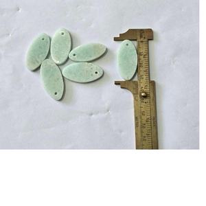 Piedras naturales de amazonita hechas a medida con agujeros adecuados para usar como colgantes ideales para hacer joyas de piedras preciosas - Product Image 1