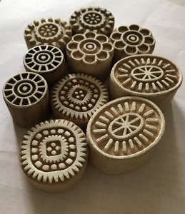 Ensemble de blocs d'impression en bois sculptés à la main, motifs floraux et géométriques |   Outils de blocage d'impression textile indiens ronds - Product Image 2