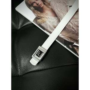 เข็มขัดหนังวัวบางสำหรับผู้หญิงพร้อมโลโก้ F - Product Image 2