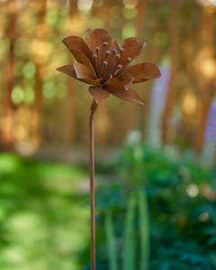 Piquets de jardin en métal à motifs floraux, parfaits pour guider l'aménagement du jardin avec des motifs floraux disposés sur les espaces de vie extérieurs - Product Image 1