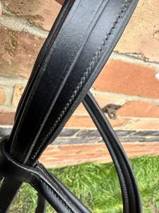 Brida de tamaño Cob negra Brida de cuero sin usar alivio de presión anatómico comodidad acolchada y riendas - Product Image 3