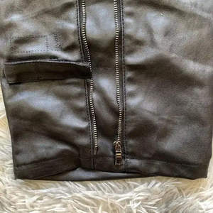 กางเกงหนังแท้ผู้ชายราคาโรงงาน ขายส่งราคาถูก กางเกงหนังแท้สีพื้น ปักโลโก้ที่เอว - Product Image 4