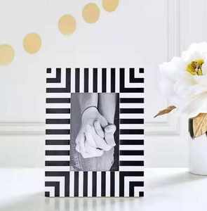 Cadre photo floral en os incrusté fait main, personnalisé, pour mur et bureau, cadre photo en os de chameau de source éthique indienne - Product Image 1