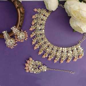 Ensemble de bijoux indiens Collier ras du cou en cristal plaqué or Boucles d'oreilles Maang Tikka Ensemble de bijoux de mariée, couleur pêche - Product Image 2