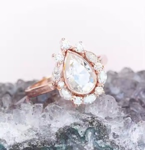 Bague de fiançailles en diamant de laboratoire en forme de poire plaqué argent massif 14 carats pour femmes romantiques - Product Image 2