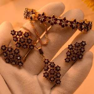 Exquisito Juego de Joyería Dorada con Motivo Floral Morado que Incluye Brazalete de Filigrana, Anillo llamativo y Collar con Colgante - Product Image 1