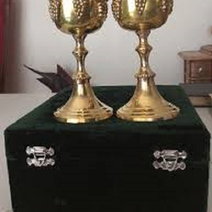 แก้วไวน์ทองเหลืองแกะสลักอย่างประณีต ถ้วยโลหะทำมือสไตล์วินเทจ แก้วน้ำดีไซน์โบราณ ของตกแต่งบาร์ ของขวัญงานแต่งงาน - Product Image 1