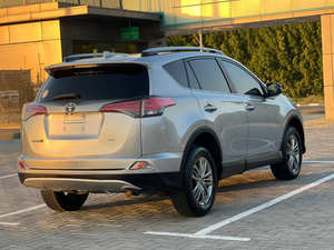 Toyota RAV4 2020 d'occasion, conduite à gauche, sièges en cuir, intérieur foncé, traction avant, régulateur de vitesse adaptatif, automatique, jantes R18, diesel, toit ouvrant panoramique - Product Image 3