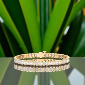 Pulsera de tenis con bisel de diamantes de moissanita de corte esmeralda de 6,62 quilates para mujer hecha en platino de quilates - Product Image 6