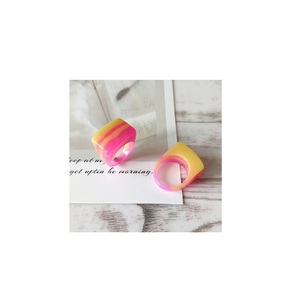 Anillo de dedo de resina epoxi de nuevo estilo, fabricante artesanal personalizado al por mayor, accesorio de joyería colorido, anillo de dedo de resina - Product Image 1