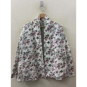 Veste en velours côtelé crème brodée à la main avec des motifs floraux bordeaux et vert forêt, collection Jardin des fleurs sauvages pour le printemps - Product Image 5