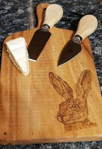 Tabla de cortar de cocina casera hecha de madera dura sostenible para alinear con los hábitos ecológicos de cocinar y servir - Product Image 5