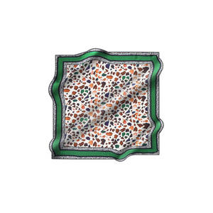 Écharpe carrée en soie à motifs Off-White pour l'été - Product Image 1
