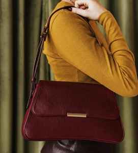 Bolso de Hombro de Cuero Genuino para Mujer, Estilo Vintage Borgoña, Minimalista, con Herrajes Dorados, Correa Ajustable, Resistente al Agua - Product Image 2