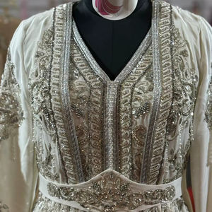 Caftan blanc luxueux avec boutons de cristaux de dentelle de fleurs brodées - Product Image 6