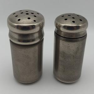 Moulin à sel et à poivre en laiton élégant avec surface en laque polie Artisan Crafted offrant un accent décoratif pour les repas - Product Image 2