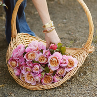 Panier à fleurs en rotin tissé à la main élégant Panier à fruits en rotin avec ruban en provenance du Vietnam Parfait pour les cadeaux et les événements spéciaux