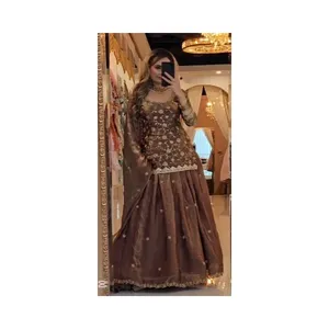 ชุดเลเฮนกาปักลายสำหรับผู้หญิง ดีไซน์เนอร์ออกแบบ พร้อมเสื้อและผ้าคลุมไหล่ สำหรับงานปาร์ตี้ - Product Image 2