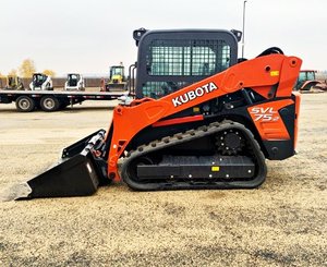 Chargeuse compacte sur chenilles Kubota SVL75-2 avec godet pour travaux agricoles et de construction - Product Image 4