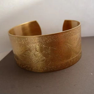 Brazalete ancho de diseñador floral de latón puro 100% hecho a mano, brazalete ajustable, Regalo para mamá - Product Image 1
