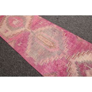 พรมตุรกีโบราณขนาดเล็ก 3x10.1 ฟุต สีชมพูเทา ลายเรขาคณิตพร้อมลายสัตว์ - Product Image 4