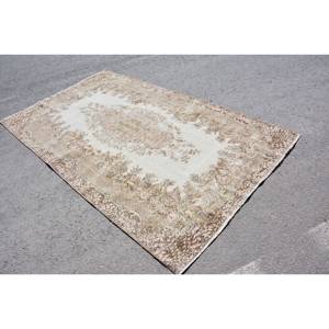 Alfombra turca Vintage Beige clásica, 5,3x9,2 pies, diseño de retazos de lana hecho a mano, respaldo de látex para cabecera, patrón de pasillo rectangular - Product Image 1