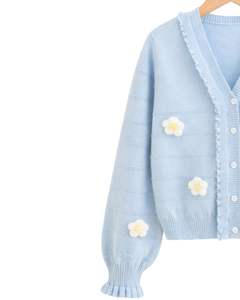 Suéter Cárdigan de Punto Azul Bebé Personalizado para Mujer con Apliques de Flores Blancas, Cuello en V con Volantes, Botones en la Parte Delantera, Lindo Top de Moda de Invierno - Product Image 3