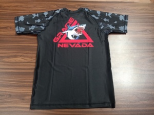 MMA เสื้อแรชการ์ดพิมพ์ซับลิเมชันกำหนดเอง240ป้องกันอัลทวอยเลต์ GSM การบีบอัดการต่อสู้แบบผดผื่น BJJ ผลิตในปากีสถาน - Product Image 2