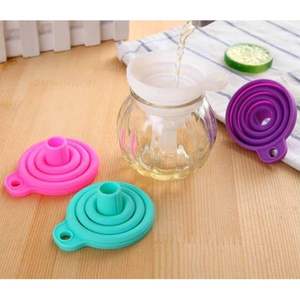 Embudo de cocina plegable de silicona de grado alimenticio verde para uso en cocina - Product Image 1