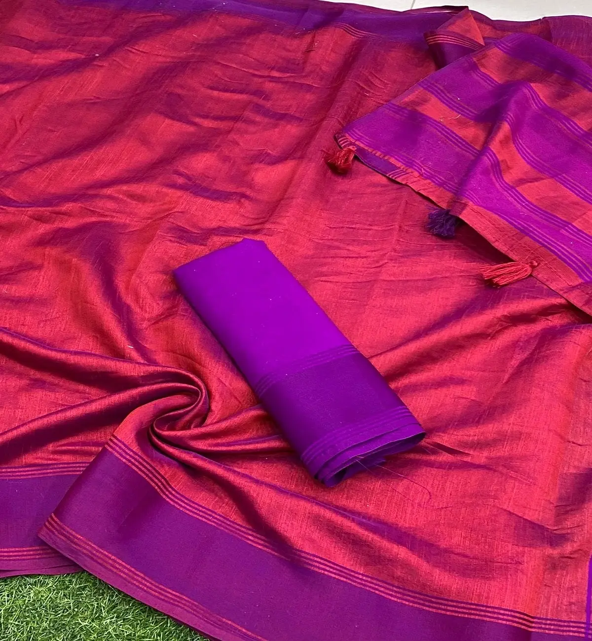 Apresentando aqui, perfeito simples e sóbrio Silk olhar saree para esta temporada de verão