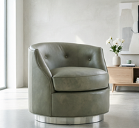 Fauteuil pivotant de luxe avec revêtement en cuir souple et base en métal brossé, dossier capitonné pour les intérieurs modernes et glamour