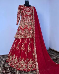 Dernière conception de broderie lourde sur péplum élégant avec robe LEHENGA ornée de perles de verre de cristal, pierre, travail DABKA @ 2023 - Product Image 1