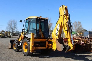 Tracteur JCB 3CX avec pelle rétrocaveuse et chargeur frontal, moteur diesel, boîte de vitesses haute performance, pompe, moteur - Product Image 3