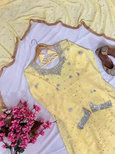 Robe de soirée en faux georgette avec broderie de sequins et de zari, dentelle fantaisie sur la bordure, avec dupatta brodé de fils et de zari - Product Image 5