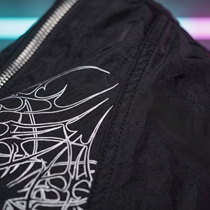 เสื้อแจ็คเก็ตกันลมสีดำลาย Black Cyber Sigilism, เสื้อแจ็คเก็ตไนลอนขนาดใหญ่พิเศษแบบสั่งทำ OEM, ผู้ผลิตเสื้อผ้าสตรีทแวร์สำหรับทุกเพศ - Product Image 5
