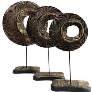 Escultura moderna de disco acanalado metálico sobre bases de madera rústica, decoración artesanal premium para mesa, ideal para el hogar y la oficina, venta al por mayor. - Product Image 1