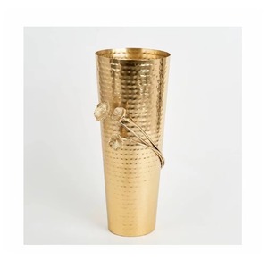 Vases en métal au design tendance avec des designs innovants et une finition polie dorée pour une décoration intérieure à la mode et élégante - Product Image 5