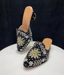 Jutti de mariée les plus vendues pour femmes, chaussures brodées punjabi et indiennes pour les mariages, disponibles en gros - Product Image 2