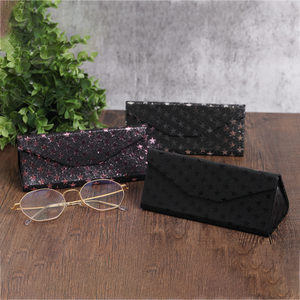 Étui à lunettes simple <span class=keywords><strong>en</strong></span> forme de plume bleue pour hommes et femmes, boîte à lunettes de <span class=keywords><strong>lecture</strong></span> triangulaire, boîte de rangement pour lunettes de soleil avec logo personnalisé - Product Image 1