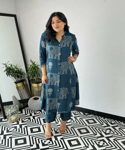 Ropa de fiesta de moda Ropa de fiesta Conjunto de rayón Kurta con estampado floral juguetón y acentos de volantes. - Product Image 3