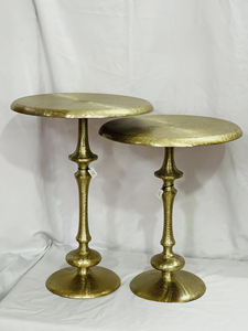 Table d'appoint en aluminium artisanale pour la décoration intérieure design, mettant en valeur un savoir-faire métallique expert et un design moderne élégant - Product Image 5