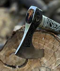 Hache de bataille viking en acier à haute teneur en carbone, fabriquée à la main, avec manche en bois et fourreau en cuir, hache gravée, idée cadeau DIY pour lui avec fourreau - Product Image 3