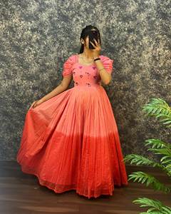 Robe maxi évasée pour femmes en coton premium Unity Luxure, teinte dégradée, avec broderie à la main et manches bouffantes - Product Image 5