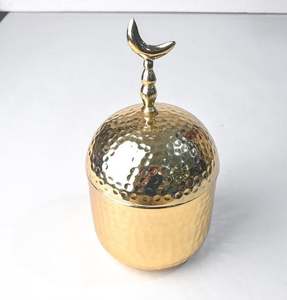 Plateau en bois fait main avec bols dorés en métal aluminium pour servir les dattes et les noix pour les fêtes - Product Image 2