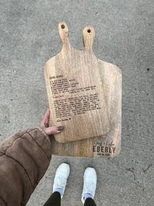 Planche à découper personnalisée avec trou de suspension, surface épaisse et lisse, idéale pour couper, servir et offrir en cadeau - Product Image 3