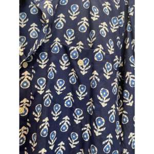 Camisa de Chifón Holgada para Mujer, Estampado Floral Índigo Oscuro, Logotipo Bordado, Botones, Estilo Casual Occidental, Tallas XL, Primavera Otoño - Product Image 4