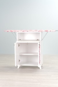 Planche à repasser pliable et réglable en bois avec armoire, cadre blanc et motif floral rose pour usage domestique - Product Image 3